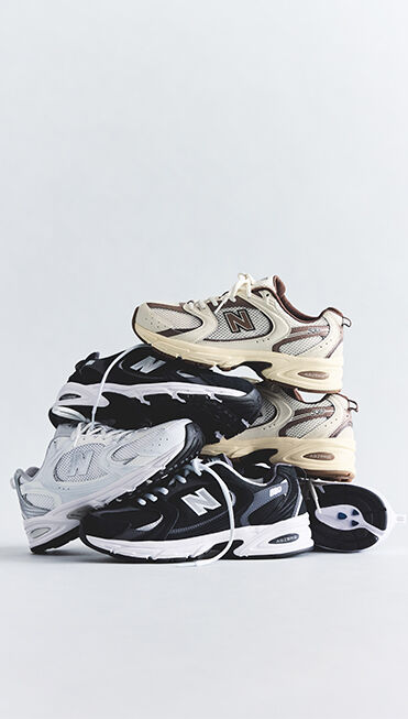 Un tas de 530 chaussures